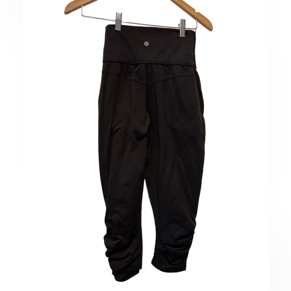 Lululemon cropped Scrunched Sides Size 4 - Picture 2 of 11